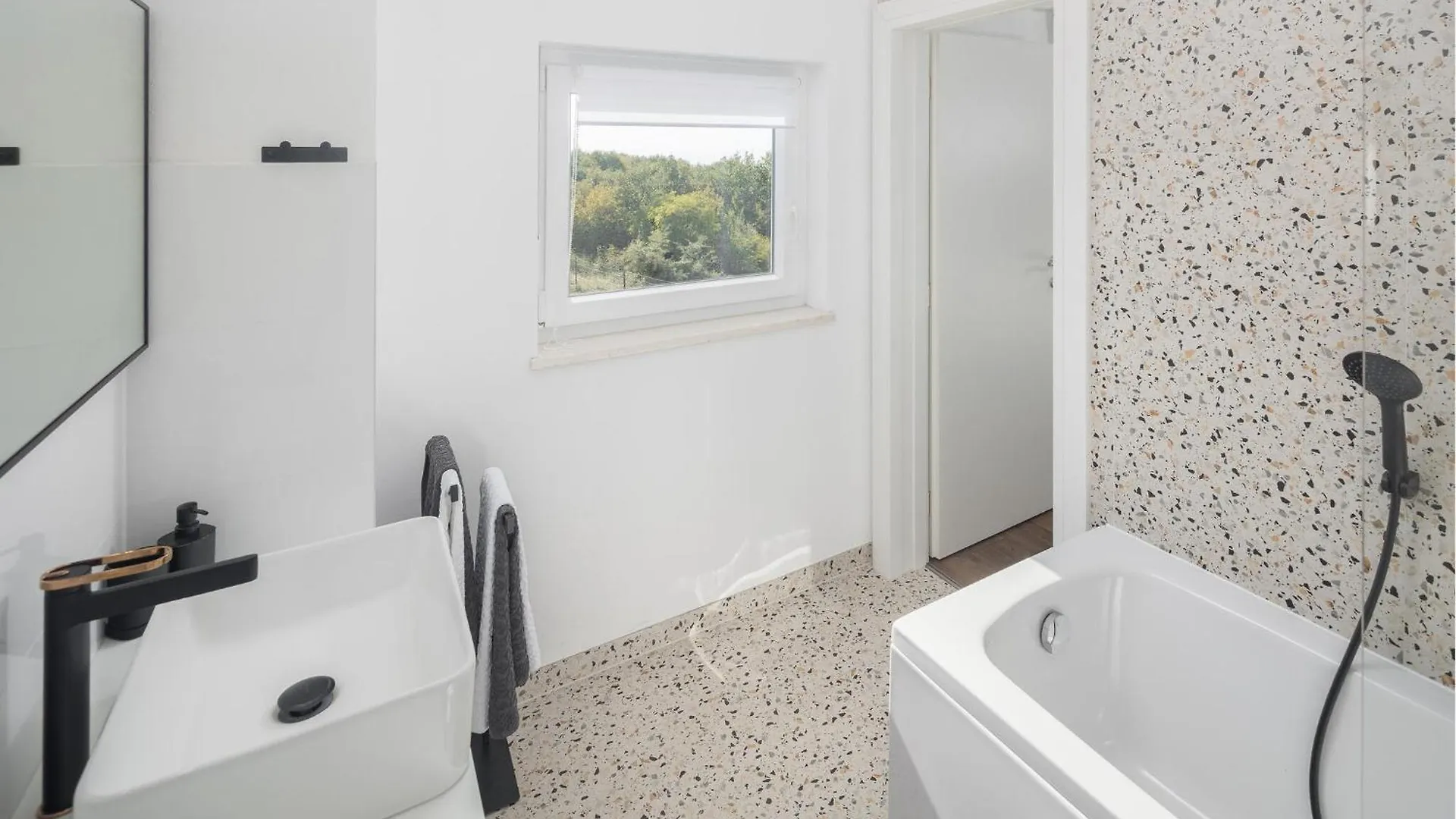 3 Bedroom Gorgeous Home In Jural 0*,